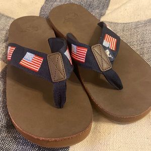 NWOT Vineyard Vines American flag flip flops